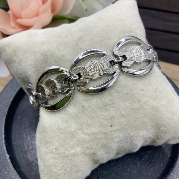 Monet Vintage Silver Tone Link Shell Accent Bracelet - Picture 1 of 8